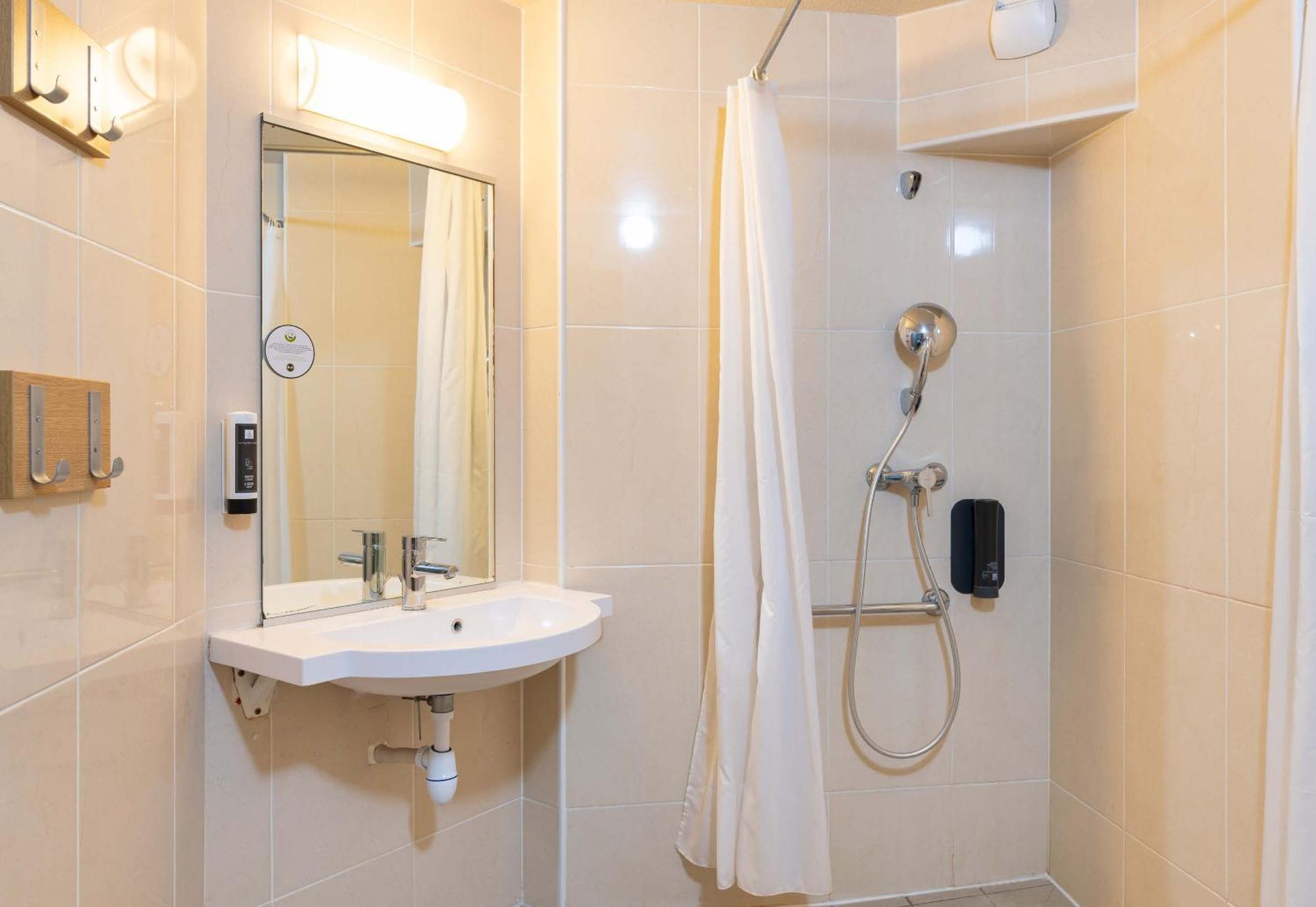 B&B Hotel Lyon Saint-Bonnet Mi-Plaine Екстериор снимка